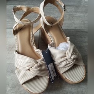 Universal Thread Tan Mellie Memory Foam Wedge Heels Size 7